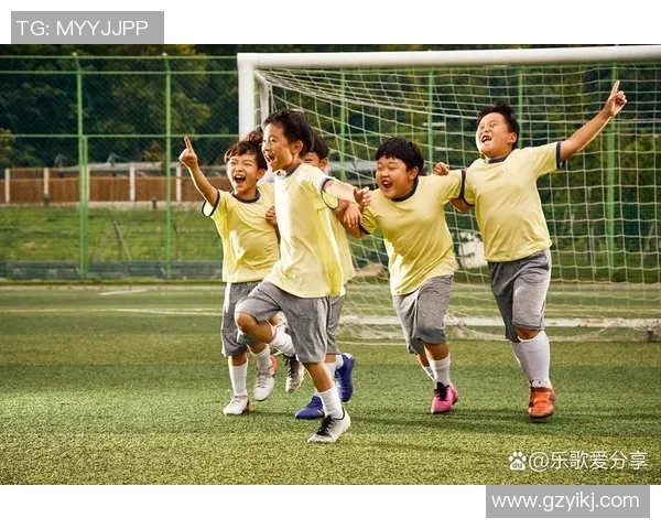 孩子们的足球梦想在绿茵场上绽放光彩与友谊的传递 孩子们的足球梦想在绿茵场上绽放光彩与友谊的传递