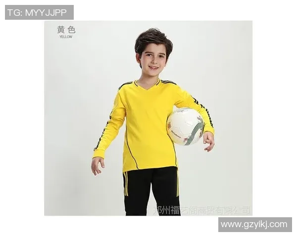 秋冬季节足球服装推荐舒适保暖时尚兼备的运动装备选择