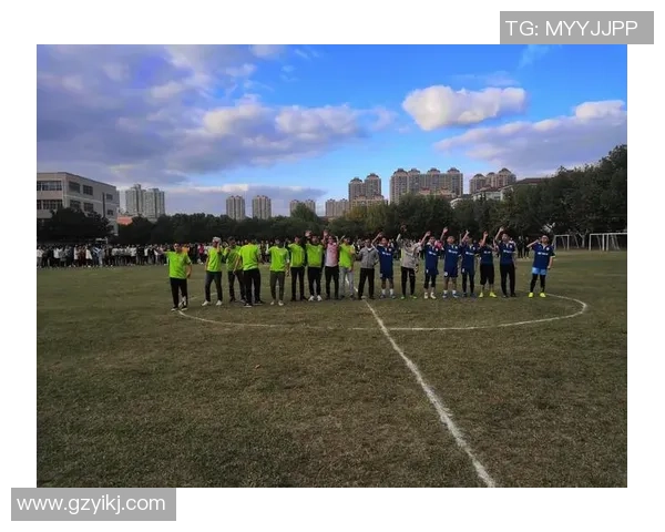 足球熊抱传递温暖与团结的力量让我们共同感受这份激情与友谊的魅力 足球熊抱传递温暖与团结的力量让我们共同感受这份激情与友谊的魅力